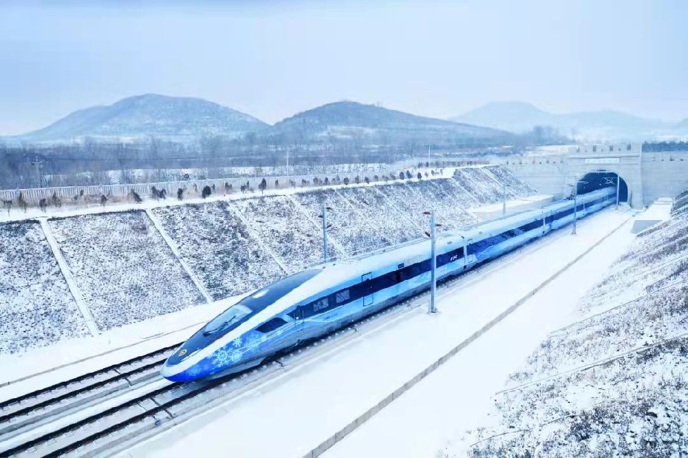 全球運(yùn)營時(shí)速最快高鐵下線 中國CR450動(dòng)車組樣車有望早日商業(yè)化